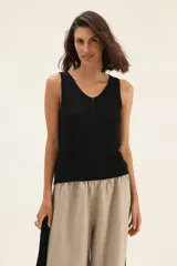 Musculosa blanca tejida con escote en V.