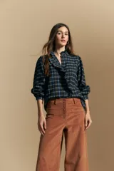 Pantalón wide leg de pana color tostado, de tiro alto con cierre de botones frontales visibles y bolsillos laterales.