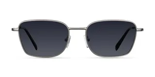 Lentes de sol con montura de acero inoxidable en color gris mate y lentes rectangulares polarizados en color negro. Presentan un diseño minimalista de líneas limpias con terminaciones de acetato en las patillas.