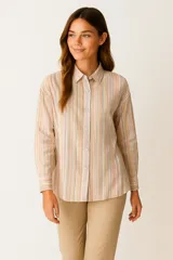 Camisa holgada de lino y viscosa a rayas verticales multicolores, con cuello camisero y cierre frontal con botones.