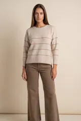 Sweater oversize de lana y nylon, color beige con rayas horizontales marrones, cuello redondo y diseño de tejido de punto cálido y suave.