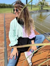 Polerón oversize con bloques de color lila, verde agua y negro.