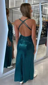 Vestido largo verde esmeralda con lentejuelas, escote en V cruzado, tirantes finos, drapeado frontal y tajo pronunciado en la pierna.