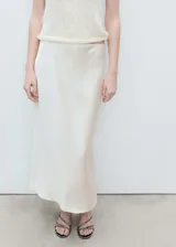 Falda midi de corte recto y diseño evasé, confeccionada en tejido satinado fluido con cintura elástica.