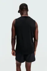 Musculosa deportiva DryMove color negro, con cuello redondo, sisas amplias y corte estándar.