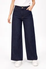 Pantalon de jean azul oscuro con corte ancho, tiro alto y diseño de pinzas en la cintura.