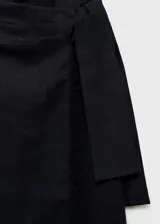 Falda midi tipo pareo color negro, con diseño recto, tiro medio y detalle de nudo ajustable en la cintura.