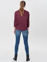 Sweater negro de punto acanalado con cuello redondo y manga larga, de calce regular.
