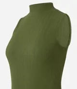 Vestido midi de malla rib color borgoña, con cuello alto y sin mangas.