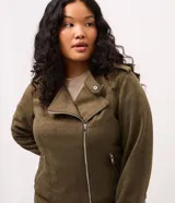 Campera tipo biker confeccionada en gamuza sintética color verde militar. Presenta cuello con solapas, cierre frontal asimétrico con cremallera metálica, bolsillos laterales con cierre y detalles de botones a presión.