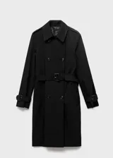 Abrigo tipo trench color negro, de diseño recto y cruzado con cierre de botones. Cuenta con cuello de solapa, mangas largas con trabillas en los puños, cinturón ajustable y dos bolsillos laterales.