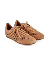 Sneaker de cuero gamuza color tostado, con diseño perforado en los laterales y empeine, cordones tono sobre tono y suela de goma.