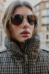 Anorak acolchado de cuello subido y manga larga con puños elásticos ajustables. Presenta un diseño de cuadros, cierre frontal con cremallera, bolsillos laterales con cierre y bajo ajustable con cordones elásticos.