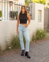 Botas de cuero negras con punta cuadrada, tacón ancho y detalles de textura en relieve en la parte superior.