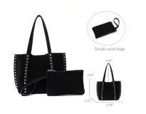 Bolso tote negro de gamuza con tachas plateadas en los laterales y doble asa de hombro.