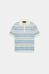 Polo de punto de manga corta con diseño a rayas horizontales en tonos celestes, blancos y finas líneas marrones. Cuenta con cuello clásico y cierre frontal parcial con botones.