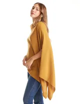 Poncho tejido de punto con diseño asimétrico y aberturas laterales para los brazos.