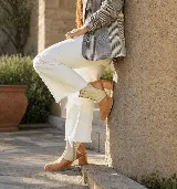 Botas de cuero color marrón tostado y gamuza beige, con taco ancho efecto madera, plataforma y cierre lateral.