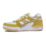 Championes deportivos Diadora modelo B.560 Vintage, de caña baja, con combinación de colores amarillo mostaza, blanco y beige. Presentan paneles de gamuza y cuero sintético, puntera perforada y suela de goma color caramelo.