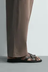 Sandalia plana para hombre de color verde militar, con diseño multitiras y sujeción para el dedo.