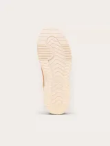 Zapatillas Sorel modelo Ona Ave T Toe, confeccionadas en cuero y gamuza en tonos salmón y tostado, con suela plataforma ranurada y detalle metalizado en el talón.