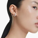 Par de aros tipo argolla abierta bañados en rodio, con incrustaciones de Swarovski Zirconia transparentes de tamaño creciente y perlas Swarovski Crystal Pearl blancas en la parte superior.