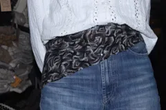 Pañuelo versátil confeccionado en tela de fiesta totalmente cubierta de lentejuelas azul marino, diseñado para usar como faja, bufanda, accesorio para el cabello u otras combinaciones.