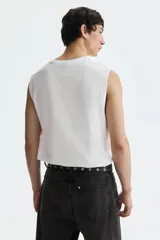 Musculosa de punto liviano con cuello redondo y sisas con ribete acanalado. Presenta un corte estándar y bajo recto, confeccionada con tecnología Coolmax para mayor transpirabilidad.