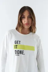 Remera negra de manga larga con estampa frontal con la frase 'Get It Done' sobre una línea horizontal roja y el logo de la marca Mistral.