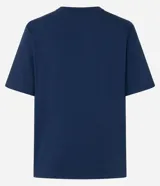 Blusa azul marino de algodón con cuello redondo y mangas cortas. Presenta bordados de barcos de vela en la parte delantera.