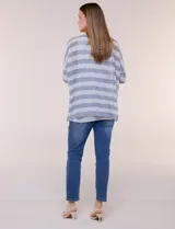 Buzo de tejido calado a rayas horizontales en tonos beige y blanco, de corte holgado, mangas cortas y escote redondo. Incluye musculosa interna básica en color beige.