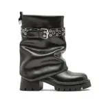 Bota de caña media con diseño holgado y efecto arrugado, confeccionada en cuero sintético negro. Presenta una suela track de plataforma robusta y una tira decorativa con ojales metálicos y hebilla ajustable en la parte superior de la caña.