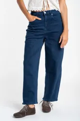 Jean de corte baggy con tiro medio, confeccionado en denim de algodón. Presenta un diseño de pierna ancha con estructura curva tipo barril y cierre frontal con botón y cremallera.