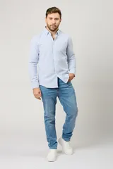Jean clásico de hombre color celeste claro, de corte recto y tiro estándar con diseño de cinco bolsillos.