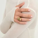Anillo en forma de espiral, con diseño orgánico y acabado brillante.