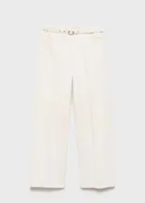 Pantalón jeans de corte wide leg en color crudo, con tiro medio, cierre frontal de cremallera y botón, cuatro bolsillos y trabillas en la cintura. Incluye un cinturón fino del mismo tejido con cierre de hebilla.