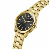Reloj analógico Guess modelo Chip con caja y brazalete de acero inoxidable en tono dorado. Presenta una esfera negra de 40 mm con acabado sunray, índices dorados y movimiento de cuarzo.