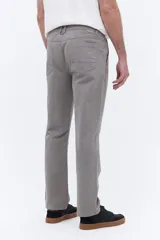 Pantalón de corte regular con diseño de cinco bolsillos, confeccionado en tejido de algodón con elastano. Presenta cierre frontal con botón y cremallera, y cuenta con logo bordado sutil en uno de los bolsillos.