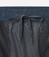 Bermuda deportiva masculina de color azul, con cintura elástica y cordón interno de ajuste.