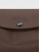 Bolso de mano hobo tamaño XL de Longchamp de la línea Le Pliage Xtra, en color marrón oscuro, confeccionado en cuero, con asa de hombro y cierre superior.