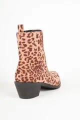 Botas texanas de caña baja con estampado animal print, punta fina y taco de 5cm.