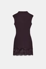 Vestido corto de tejido elástico, sin mangas, con cuello redondo y detalle de frunces en la cintura. Presenta un borde inferior con encaje combinado a tono.