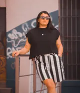 Musculosa negra de algodón con logo Kabrisha bordado en blanco. Corte oversize.