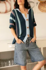 Bermudas de jean de tiro alto, color celeste claro, con bolsillos delanteros y traseros.