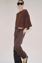 Pantalón cargo de tiro medio con efecto lavado, confeccionado en algodón. Presenta cintura elástica ajustable con cordones, bolsillos laterales y bolsillos de plastrón con solapa en las piernas. Diseño de pierna recta con combinación de tejidos a tono.