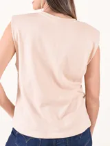 Blusa sin mangas de cuello redondo, con hombreras marcadas y corte recto.