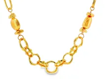 Collar de metal dorado con eslabones de formas variadas, combinando aros texturizados con elementos sólidos y voluminosos.