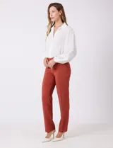 Pantalón sastrero de corte slim, color blanco, con pretina anatómica y panel interno modelador. Presenta bolsillos laterales tipo ojal, bolsillos traseros simulados y nervadura vertical marcada en el frente.