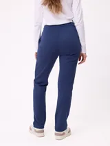 Babucha azul marino con cintura elástica y cordón ajustable, bolsillos laterales y corte recto.