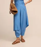 Pantalón alladin celeste de crepé, con cintura cruzada, pliegues y bajo ajustado.